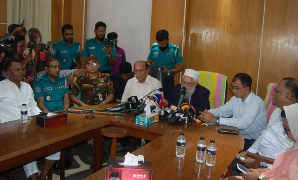 অনশন ভাঙ্গাতে না পেরে আইনশৃঙ্খলা বাহিনীর ভয় দেখালেন ডিজি