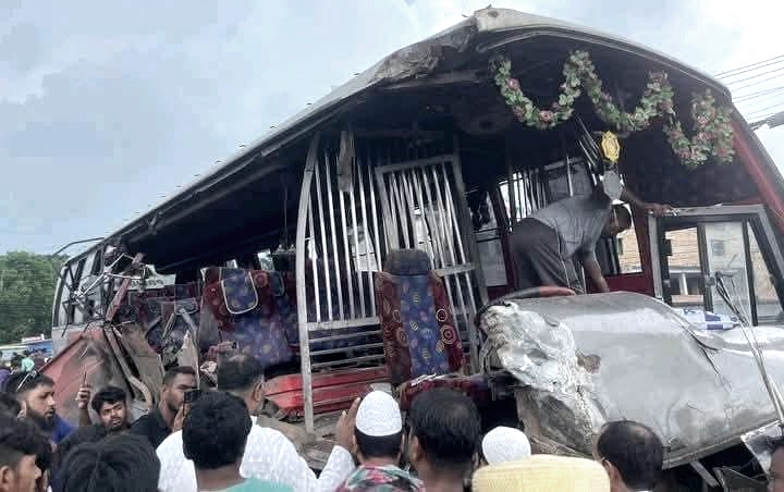 ফরিদপুরে দুই বাসের মুখোমুখি সংঘর্ষে ৩ জন নিহত, আহত  ১৫ জন