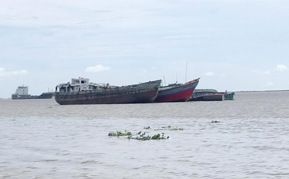 মেঘনায় সারে ১৮ হাজার বস্তা সিমেন্ট নিয়ে  ডুবল লাইটার জাহাজ
