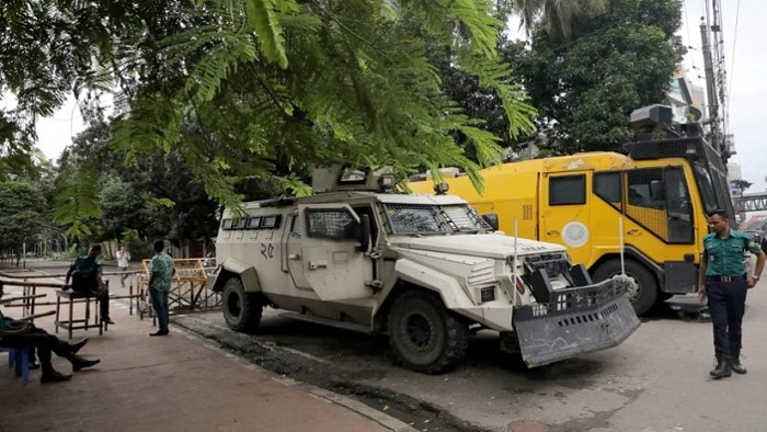 ধানমন্ডি ৩২ এ নিরাপত্তা বেষ্টনী, ১৫ আগস্টে কঠোর অবস্থানে আইনশৃঙ্খলা বাহিনী