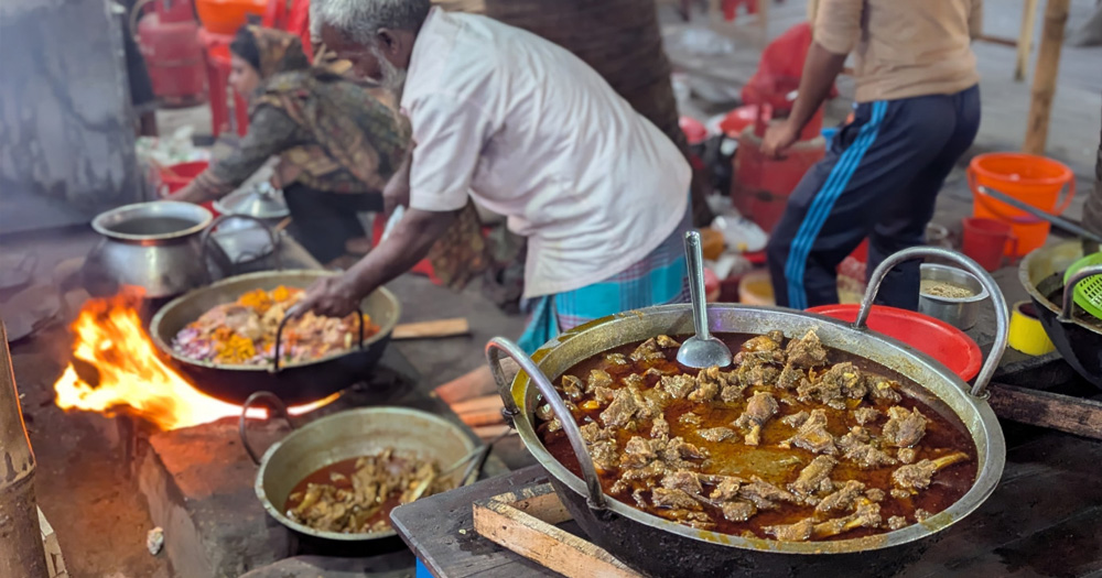 গরম গরম হাঁস ভুনার টানে নীলা মার্কেটে