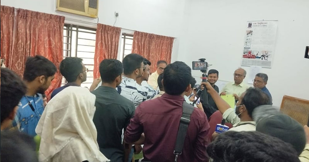 ডাকসু নির্বাচন: মনোনয়নপত্র সংগ্রহের শেষদিনে সিনেটে উপচে পড়া ভিড়