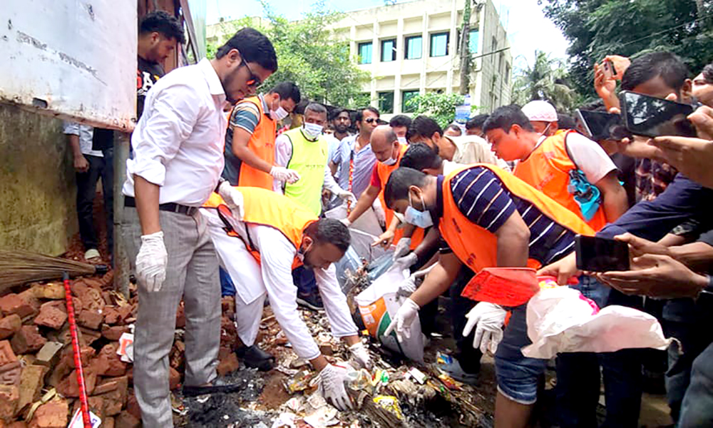 লক্ষ্মীপুরে প্রতিষ্ঠাবার্ষিকীতে হাসপাতালের আবর্জনা পরিষ্কার করল স্বেচ্ছাসেবক দল