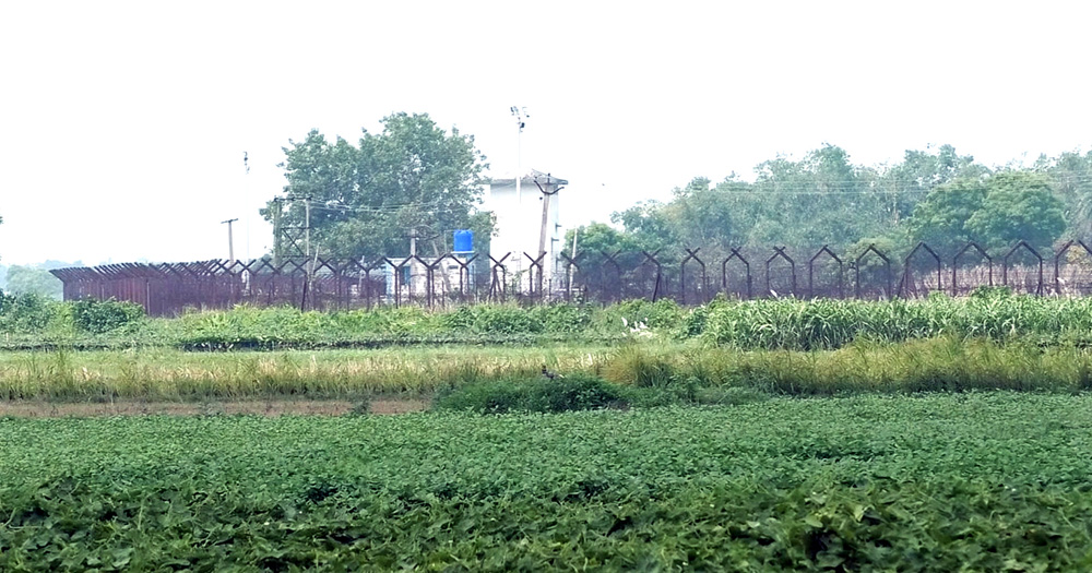 ইকবালকে ধরে নিয়ে গেছে বিএসএফ