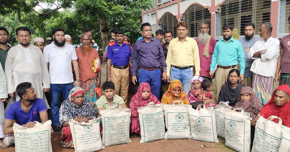 শার্শায় বন্যার্ত ১০০শ' পরিবারের মাঝে ত্রাণ সামগ্রী বিতরণ