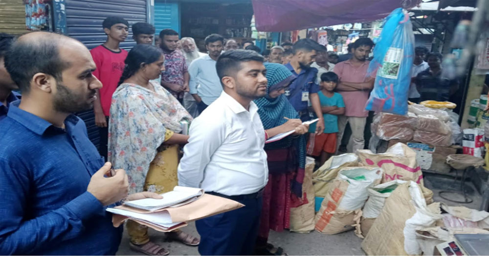 চাঁদপুরে নিষিদ্ধ পলিথিন জব্দ, ব্যবসায়ীর জরিমানা