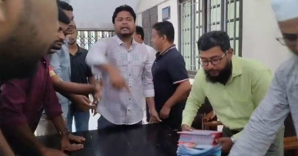 রাকসু কার্যালয়ের কার্যক্রম বন্ধ, চেয়ার-টেবিল ভেঙে দিল রাবি ছাত্রদল