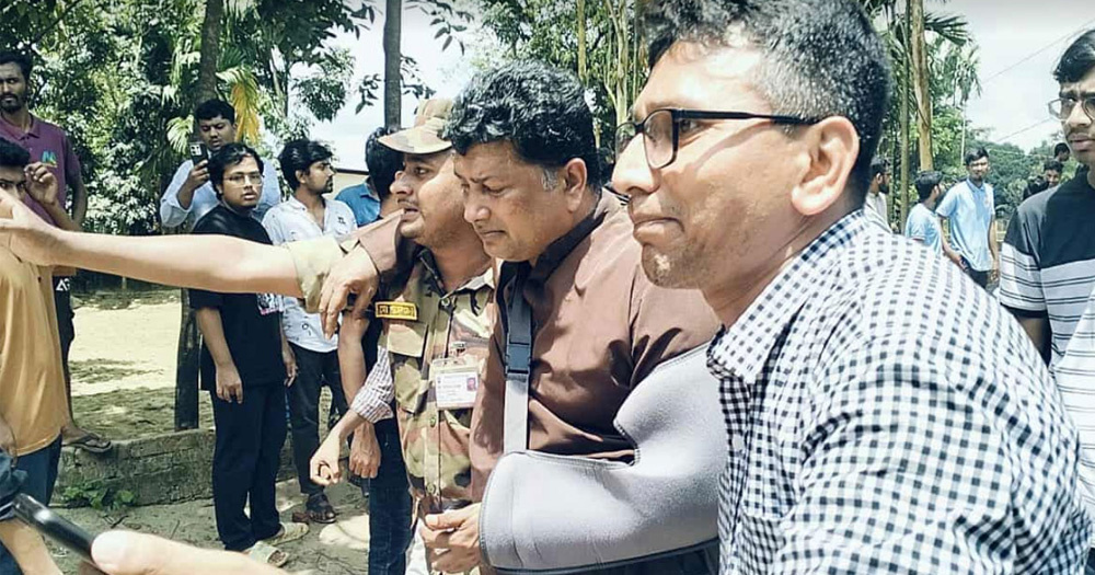 ফের সংঘর্ষে জড়িয়েছে স্থানীয় ও চবি শিক্ষার্থীরা, প্রক্টরসহ আহত অনেকে