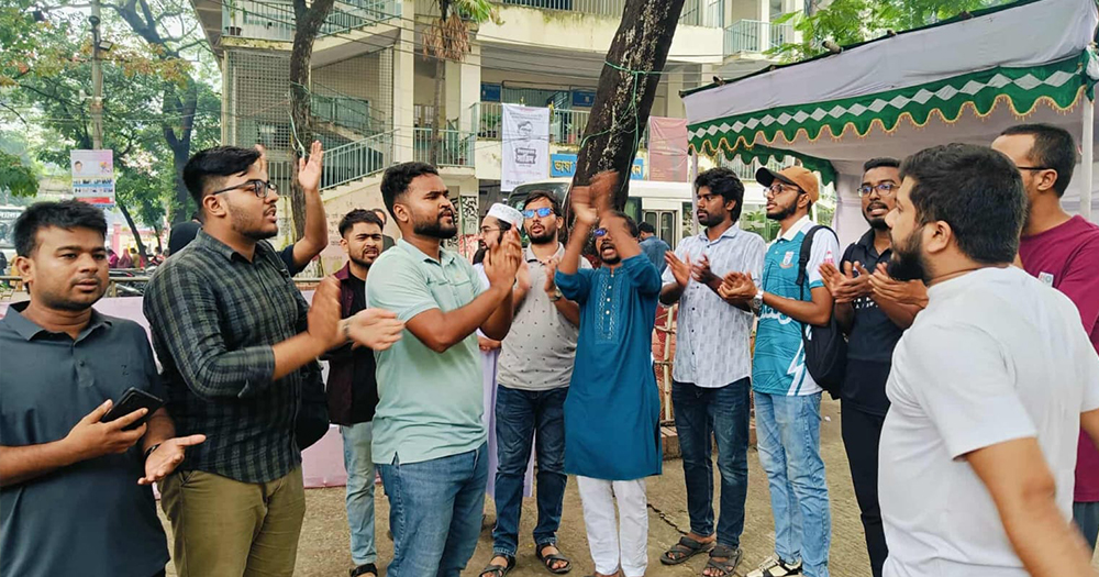 চবিতে শিক্ষার্থীদের উপর হামলার প্রতিবাদ জানিয়ে জবিতে বিক্ষোভ