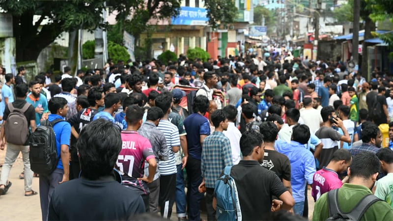 চবির প্রায় ১৫০০ শিক্ষার্থী আহত স্থানীয়দের সঙ্গে সংঘর্ষে