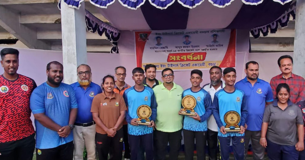 বগুড়ার তিন ক্ষুদে ক্রিকেটারকে সংবর্ধনা