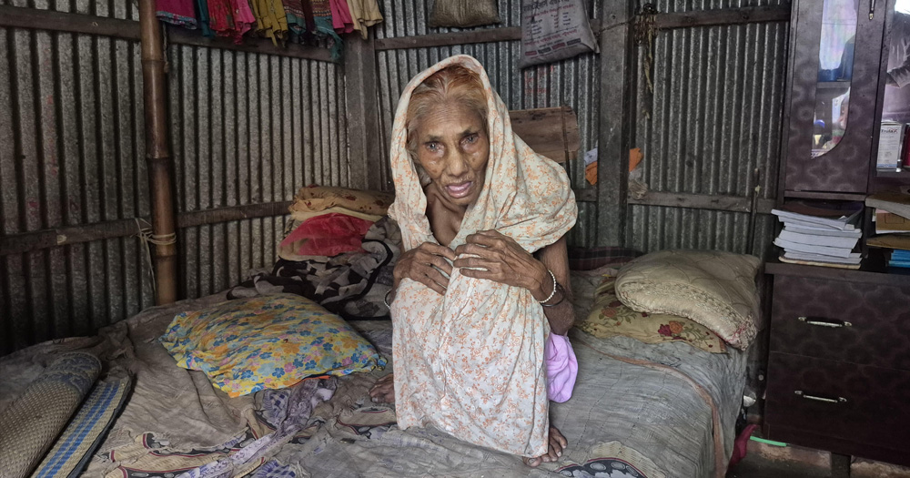 খেয়ে না খেয়ে দিন কাটছে শতবর্ষী মল্লিকা বানুর