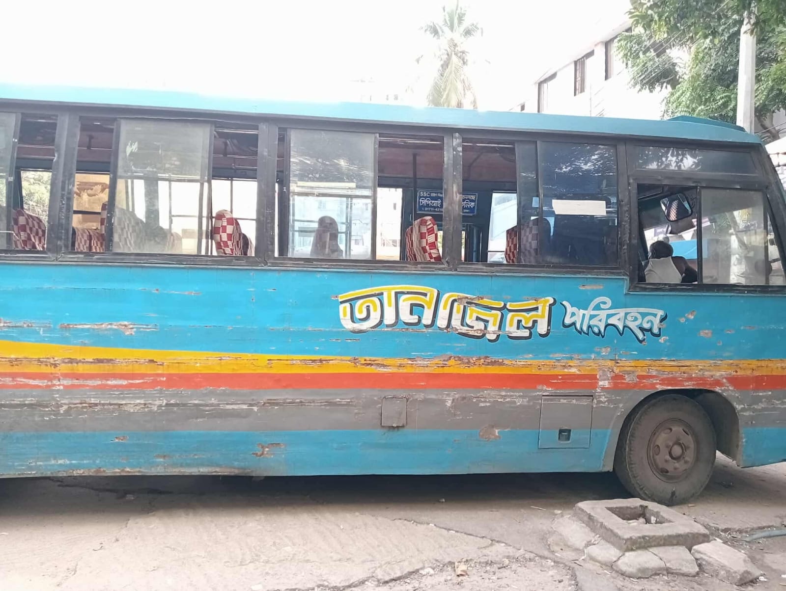 বাস চাপা পড়ে আহত জগন্নাথ বিশ্ববিদ্যালয়ের শিক্ষার্থী, বাস আটকে রেখেছে সহপাঠীরা