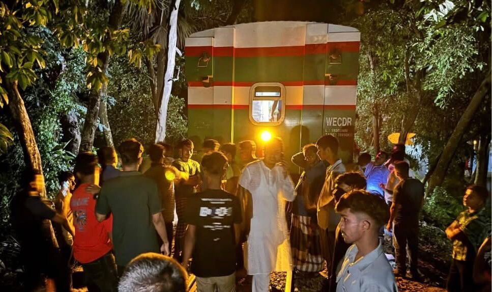পটিয়ায় ট্রেনের বগি রেখেই চলে গেছে ঢাকা গামী ট্রেনের ইঞ্জিন