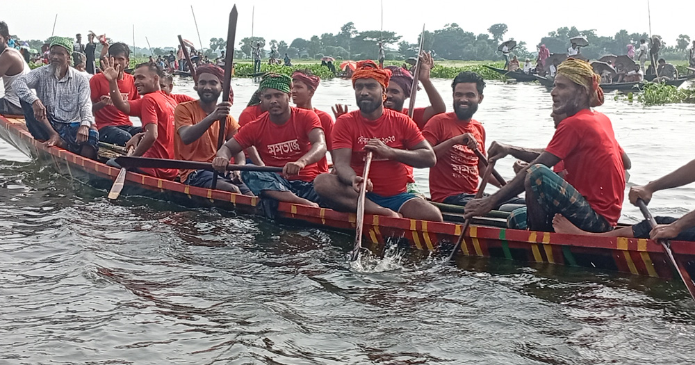 ভাঙ্গায় নৌকা বাইচে লাখো মানুষের ঢল