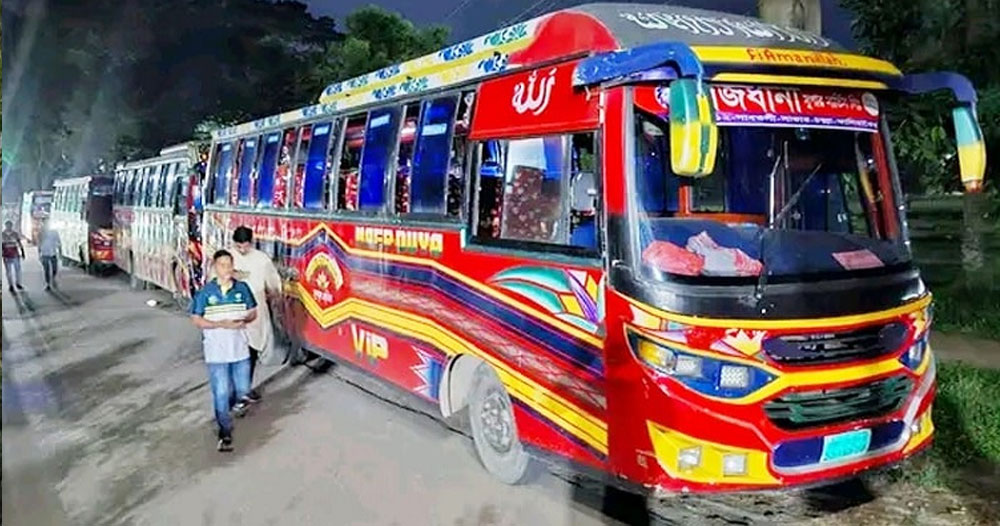 চলন্ত বাস থেকে জাবি শিক্ষার্থীকে ধাক্কা, রাজধানী পরিবহনের ২৬ বাস আটক