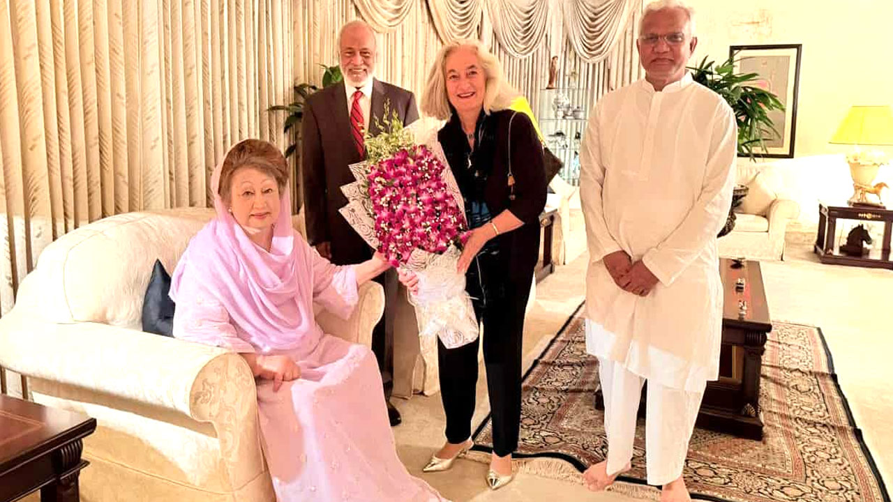 ফ্রান্সের বিদায়ী রাষ্ট্রদূতের সাথে খালেদা জিয়ার সৌজন্য সাক্ষাৎ