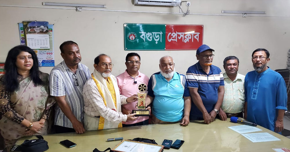 সাংবাদিক রেজাউল হাসান রানুকে বগুড়া লেখক চক্র সম্মাননা প্রদান