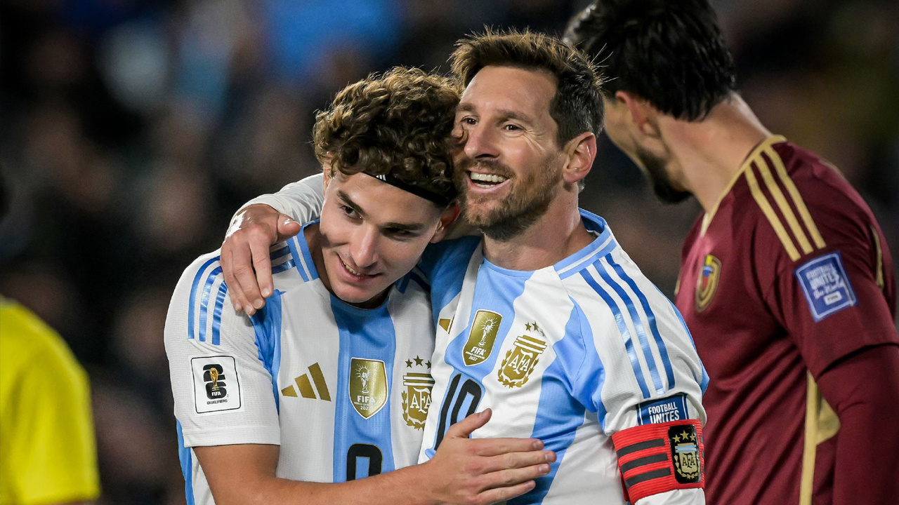 জোড়া গোলে ঘরের মাঠে শেষ ম্যাচ রাঙালেন মেসি