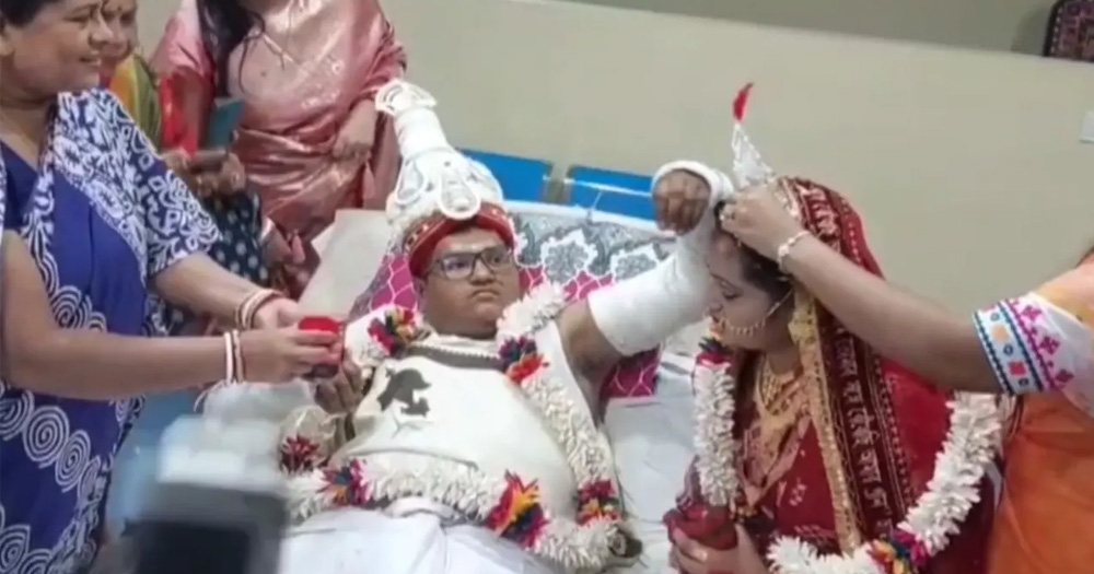 হাত-পায়ে ব্যান্ডেজ নিয়েই হাসপাতালে বিয়ে
