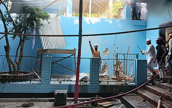মাজার থেকে নুরাল পাগলার লাশ তুলে পুড়িয়ে দিলো ‘আকিদা রক্ষা কমিটি’