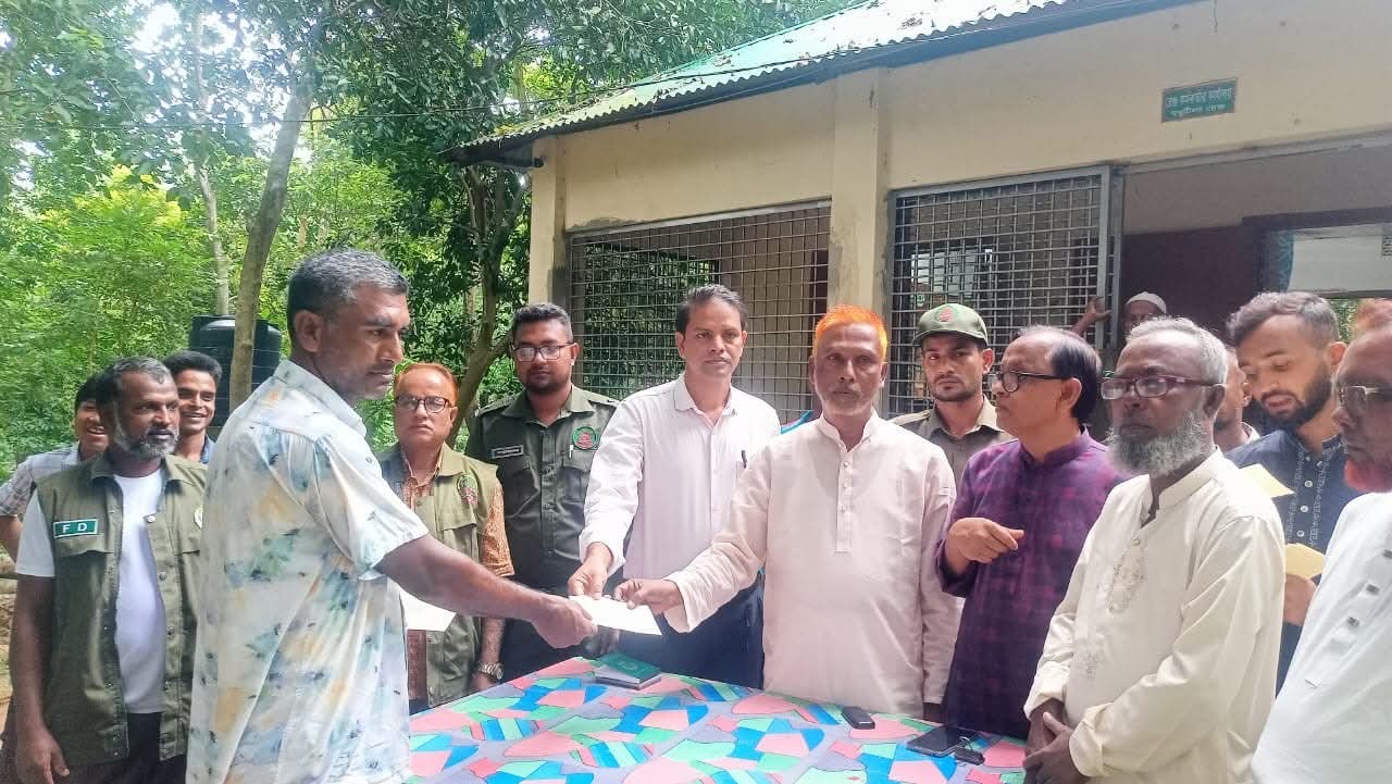 শেরপুরে বন্যহাতির দ্বারা ক্ষতিগ্রস্তদের মাঝে অনুদানের চেক বিতরণ