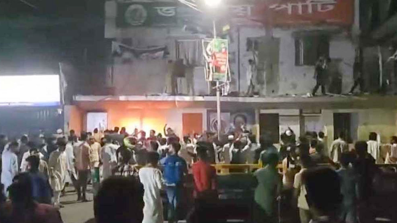 জাতীয় পার্টির কেন্দ্রীয় কার্যালয়ে হামলা,অগ্নিসংযোগ’ ২ জন গুলিবিদ্ধ