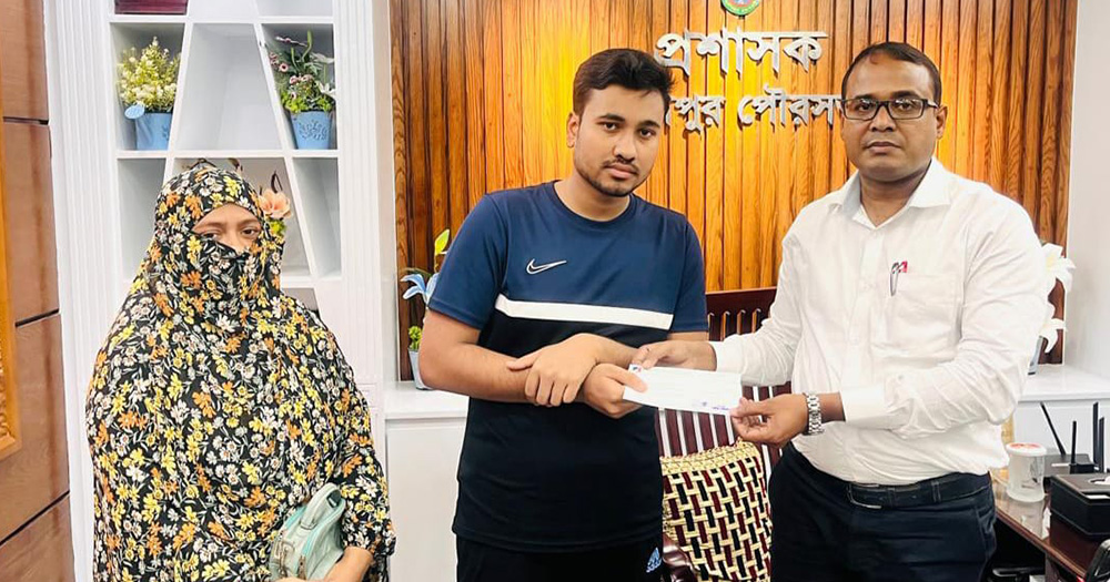মেধাবী হাসিবের কলেজে ভর্তির দায়িত্ব নিলেন লক্ষ্মীপুর পৌরসভার প্রশাসক