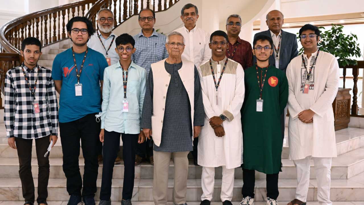 প্রধান উপদেষ্টার সঙ্গে দেখা করলেন অলিম্পিয়াডে পদকজয়ী ছয় শিক্ষার্থী