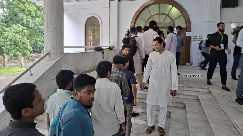 ডাকসুর ভোটগ্রহণ শুরু, সবার উপস্থিতিতে ব্যালট বাক্স সিলগালা