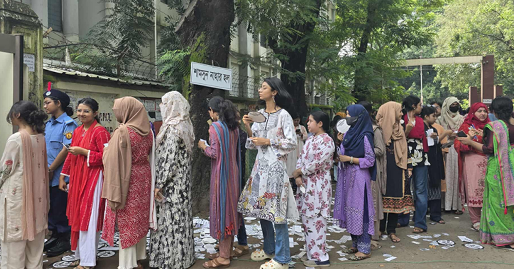 ডাকসুর ভোট গ্রহণ চলছে, বাইরে লম্বা লাইন