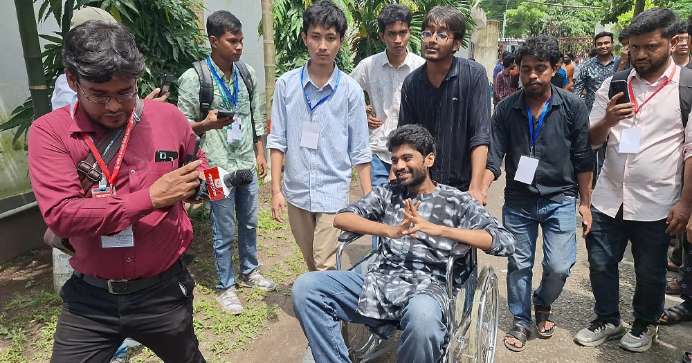 হুইলচেয়ারে করে ভোটকেন্দ্রে এলেন মেঘমল্লার বসু