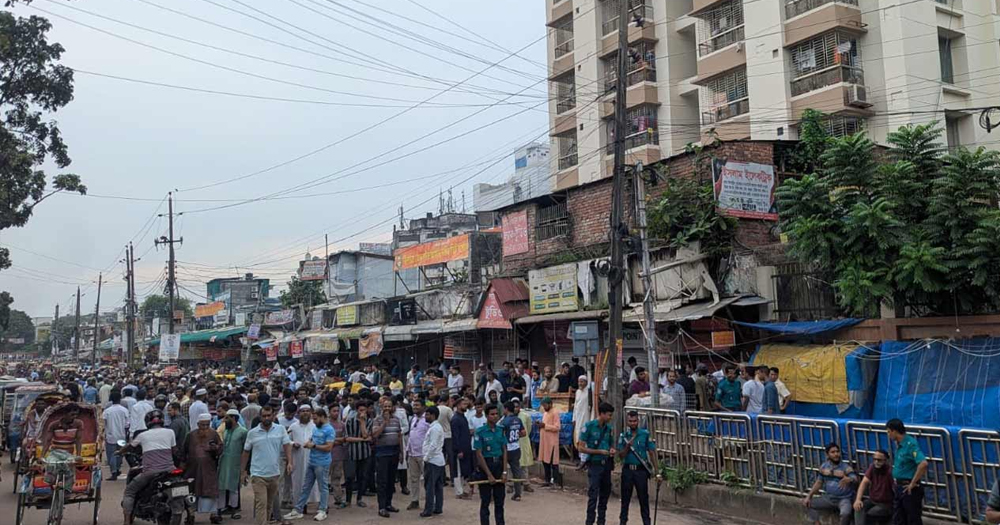 ঢাবির প্রবেশপথ ও আশপাশে রাজনৈতিক কর্মীদের ভিড় বাড়ছে