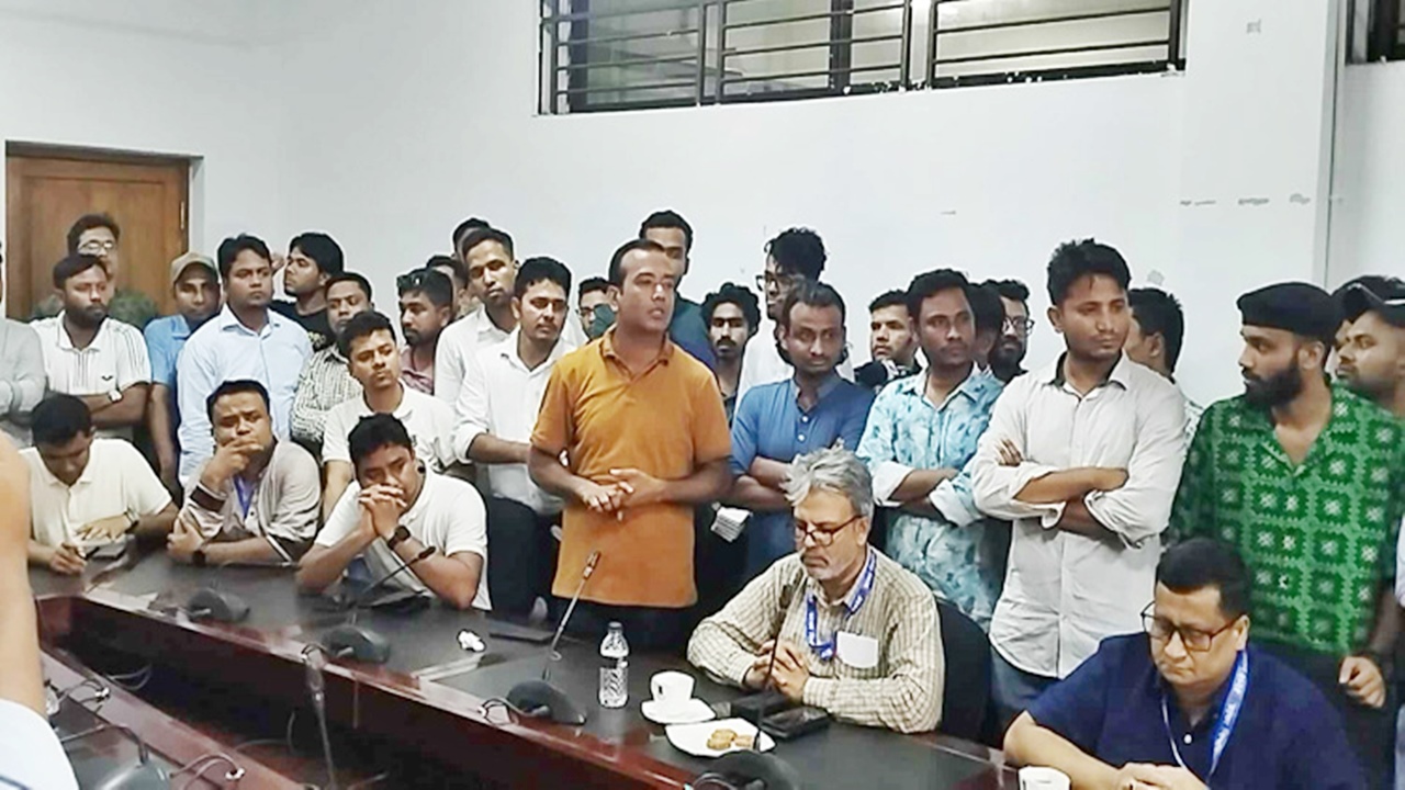 সিনেট ভবনে মিটিংয়ে ঢুকে পড়ল ছাত্রদল, ‘জামায়াতি প্রশাসন’ বলে স্লোগান