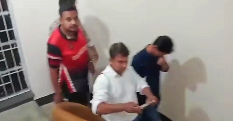 ‘জাকসু নির্বাচন’ ব্যালট বাক্স বহনকালে নির্বাচন কর্মকর্তাদের পাশে দুই ছাত্রদল নেতা