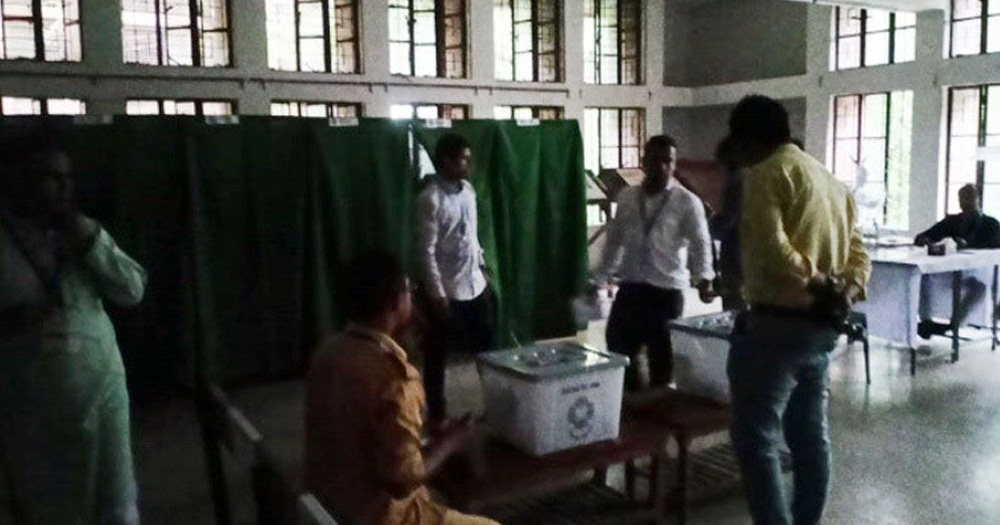 বাইরে বৃষ্টি কেন্দ্রে নেই বিদ্যুৎ, চার্জার লাইটে ভোট গ্রহণ