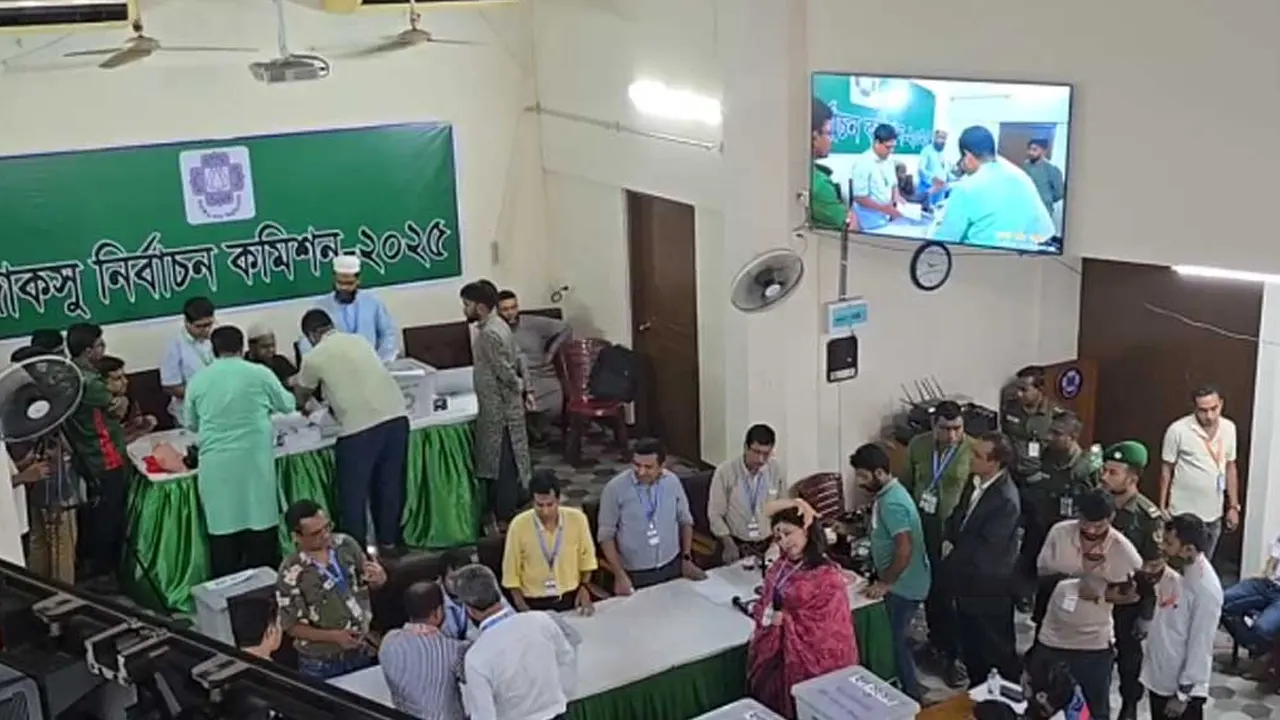 জাকসুর ভোট গণনা শুরু, দেখানো হচ্ছে এলইডি স্ক্রিনে