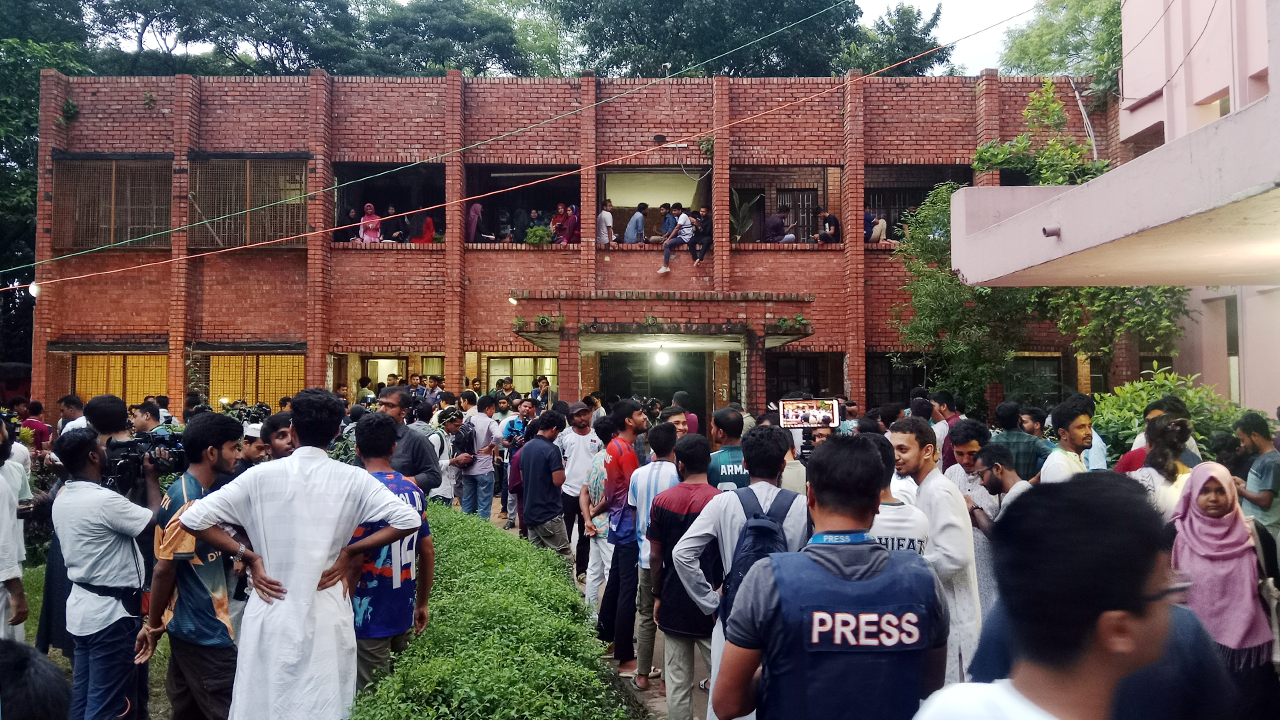 জাকসু নির্বাচনে ফের ভোট গণনা শুরু, মধ্যরাতেই আসবে ফলাফল