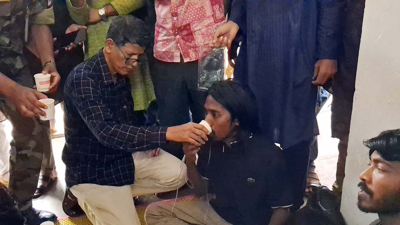 চবির ৯ শিক্ষার্থী দীর্ঘ ৫২ ঘণ্টা পর অনশন ভাঙলেন