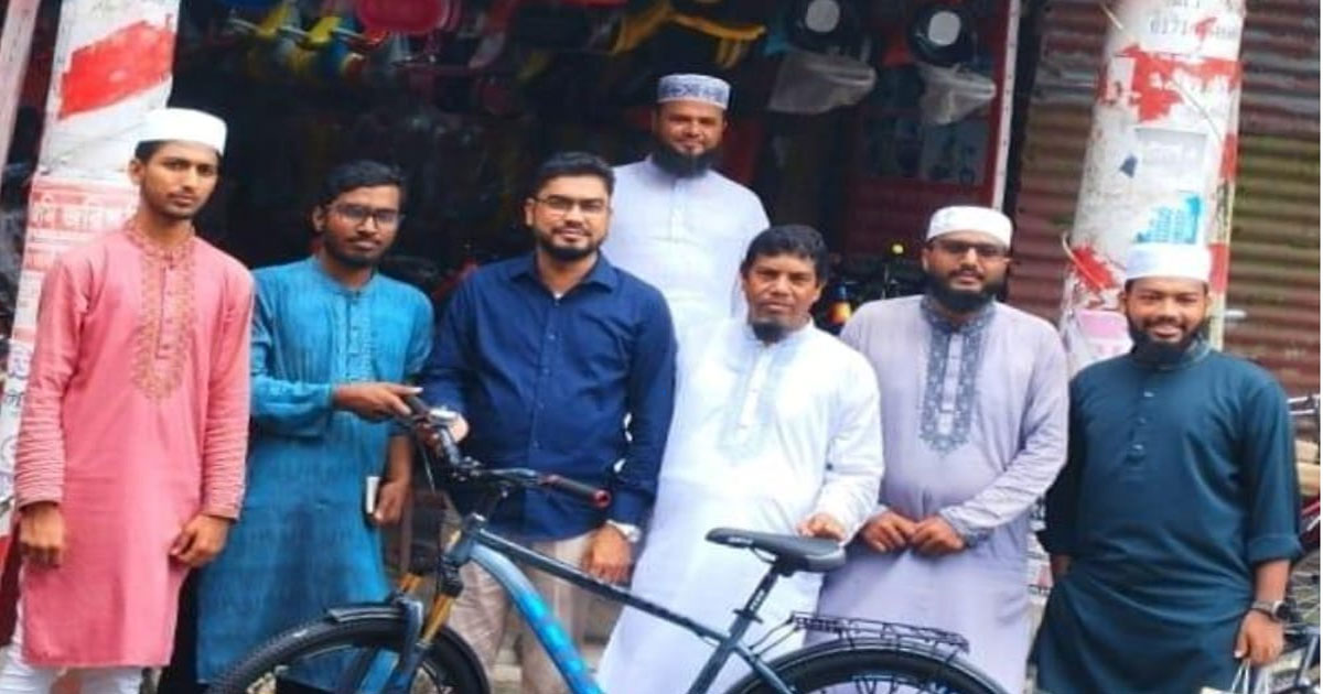 বরিশালে ছাত্রশিবিরকে সাইকেল উপহার দিলেন আহসান ফাউন্ডেশনের চেয়ারম্যান