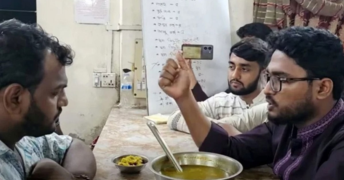 নিয়ম নেই, তবুও হলের দোকানে জরিমানা করছেন ডাকসু নেতারা