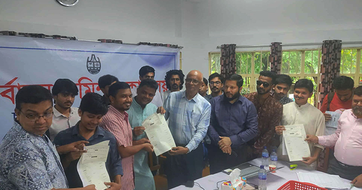 চাকসু নির্বাচন: মনোনয়ন ফরম সংগ্রহের শেষ দিনে প্রাণ পেল ক্যাম্পাস