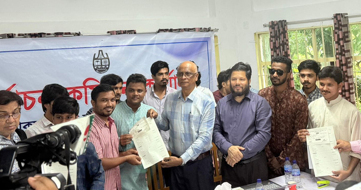 চাকসু নির্বাচনের মনোয়নপত্র নিল চবি ছাত্রদল