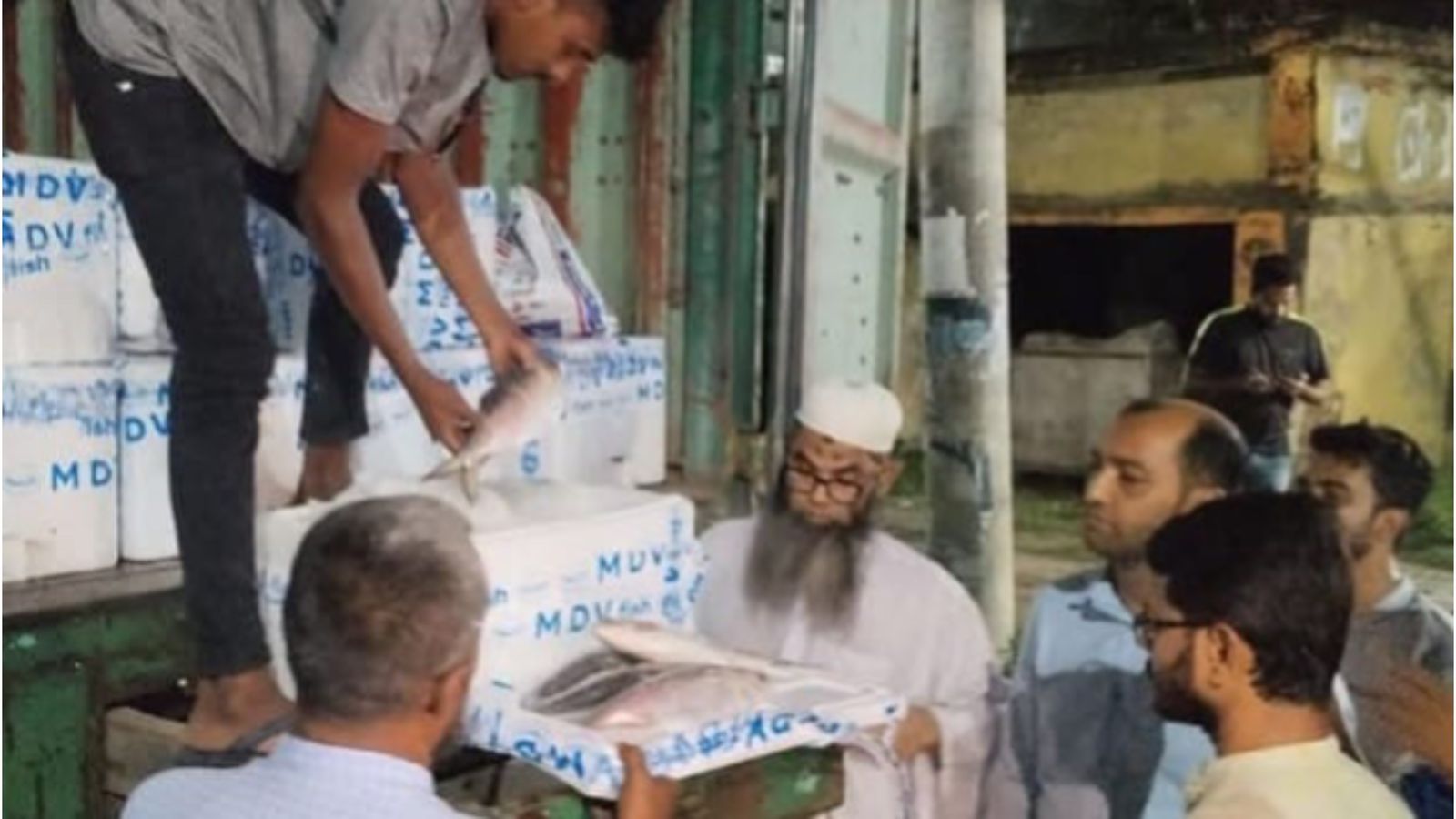 দুর্গাপূজা উপলক্ষে ভারতে গেল ইলিশের প্রথম চালান