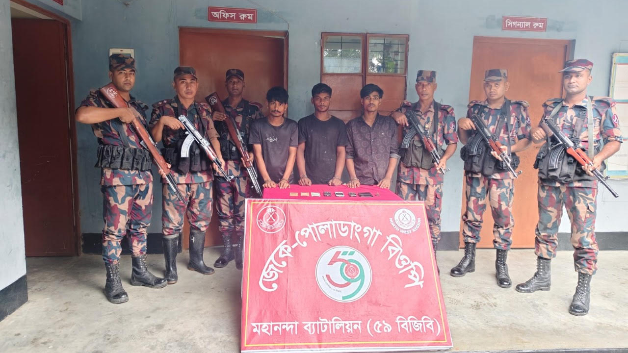 ভারতে নদীপথে অনুপ্রবেশের চেষ্টা, আটক ৩ যুবক