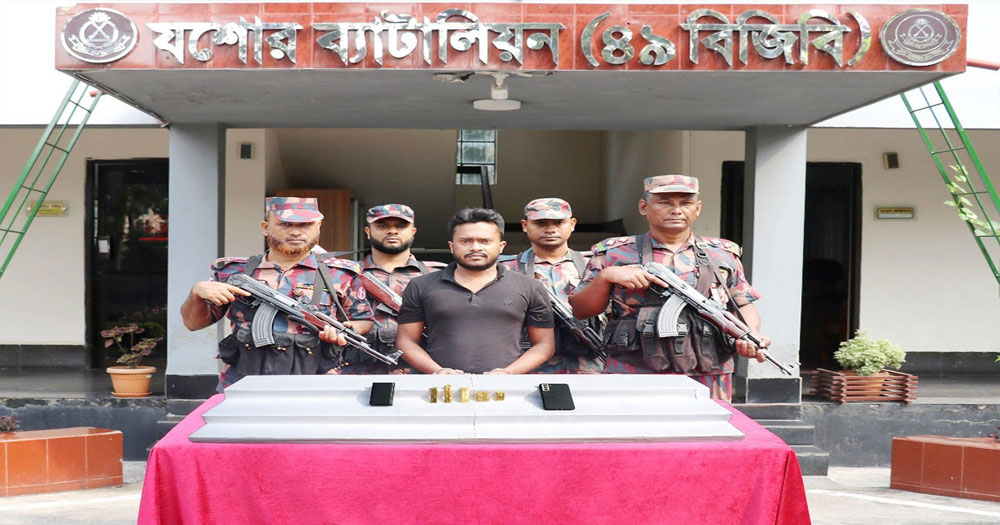 ভারতে পাচারের সময় কোটি টাকার স্বর্ণবারসহ পাচারকারী আটক