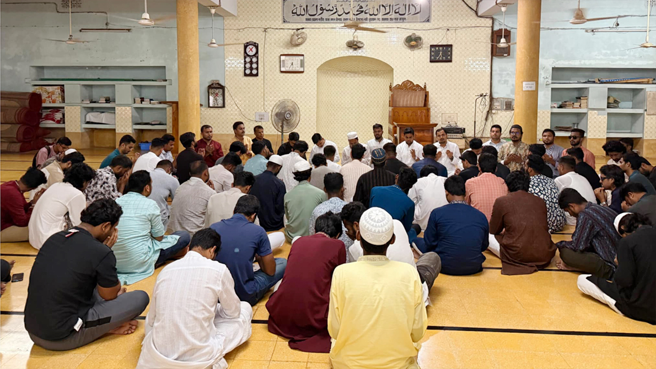 শহীদদের প্রতি শ্রদ্ধা নিবেদন করে চাকসু অভিযাত্রা শুরু করল ছাত্রদল