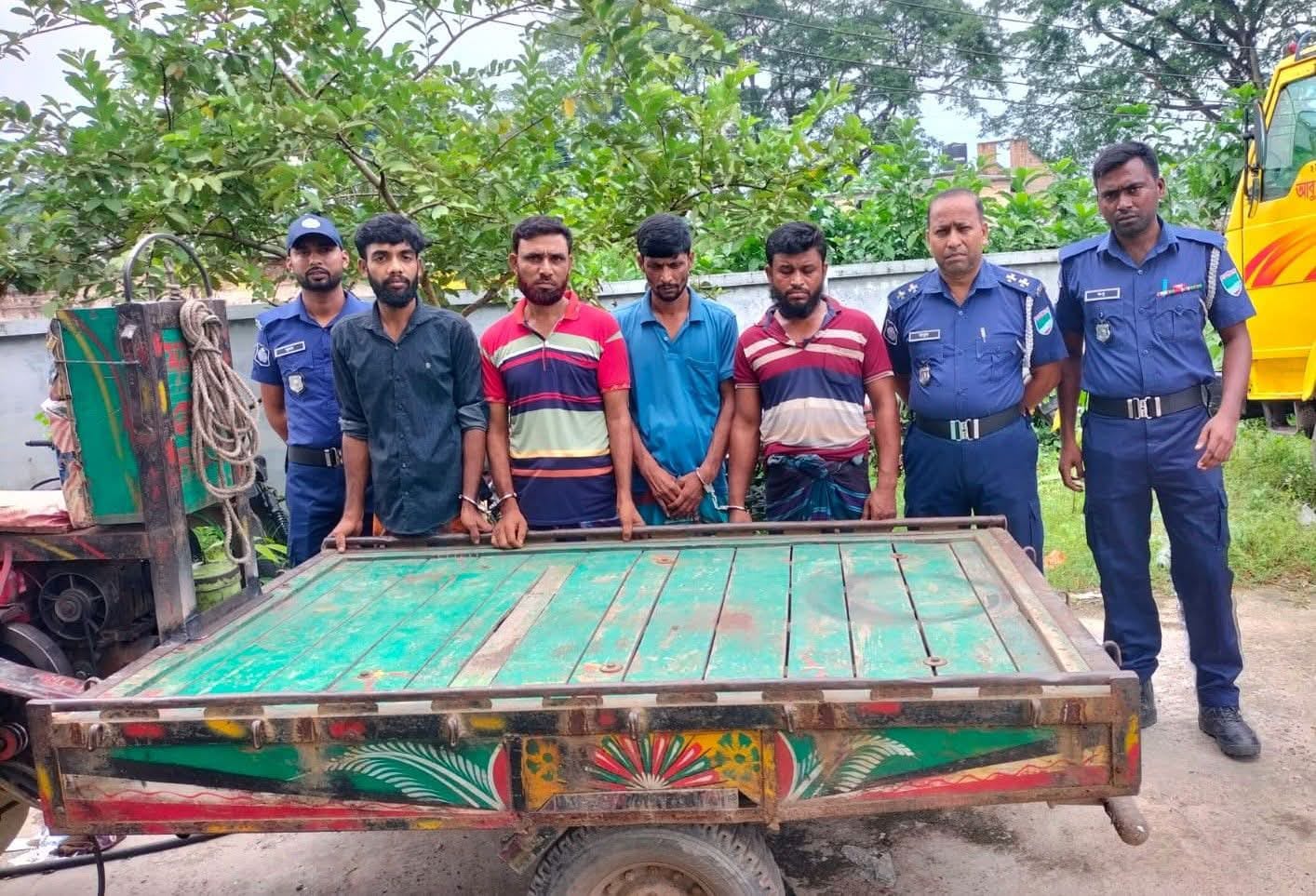 ঝিনাইদহে ডাকাতিকৃত আলমসাধুসহ চারজনকে গ্রেপ্তার করল পুলিশ