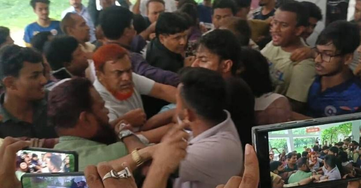 কোটা ইস্যুতে উত্তপ্ত রাবি, অনশন, ধস্তাধস্তি ও ভাঙচুর