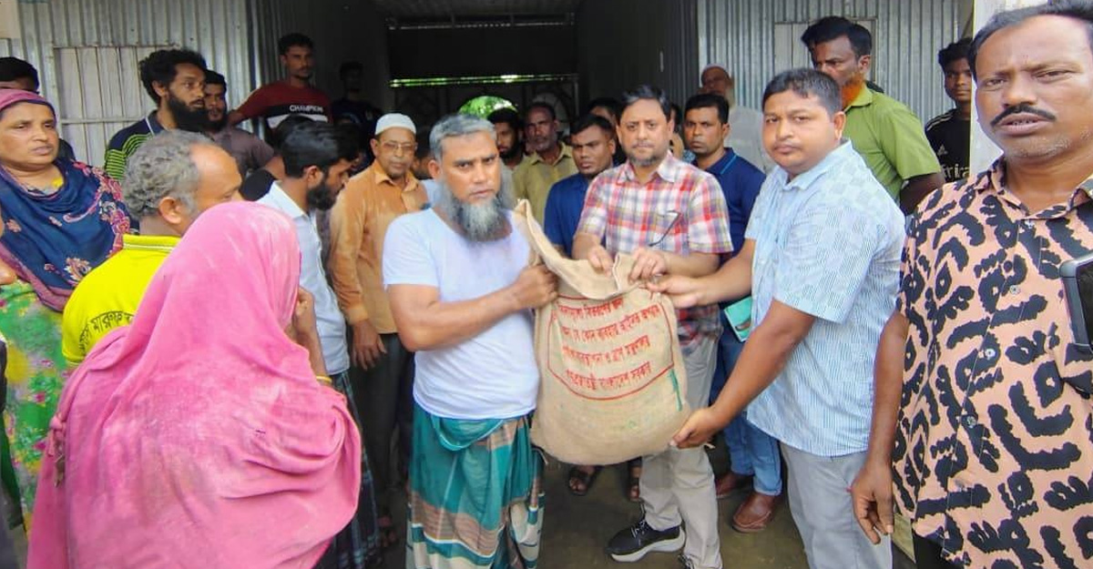 শেরপুরে পাহাড়ি ঢলে ক্ষতিগ্রস্তদের মাঝে জেলা প্রশাসকের ত্রাণ বিতরণ